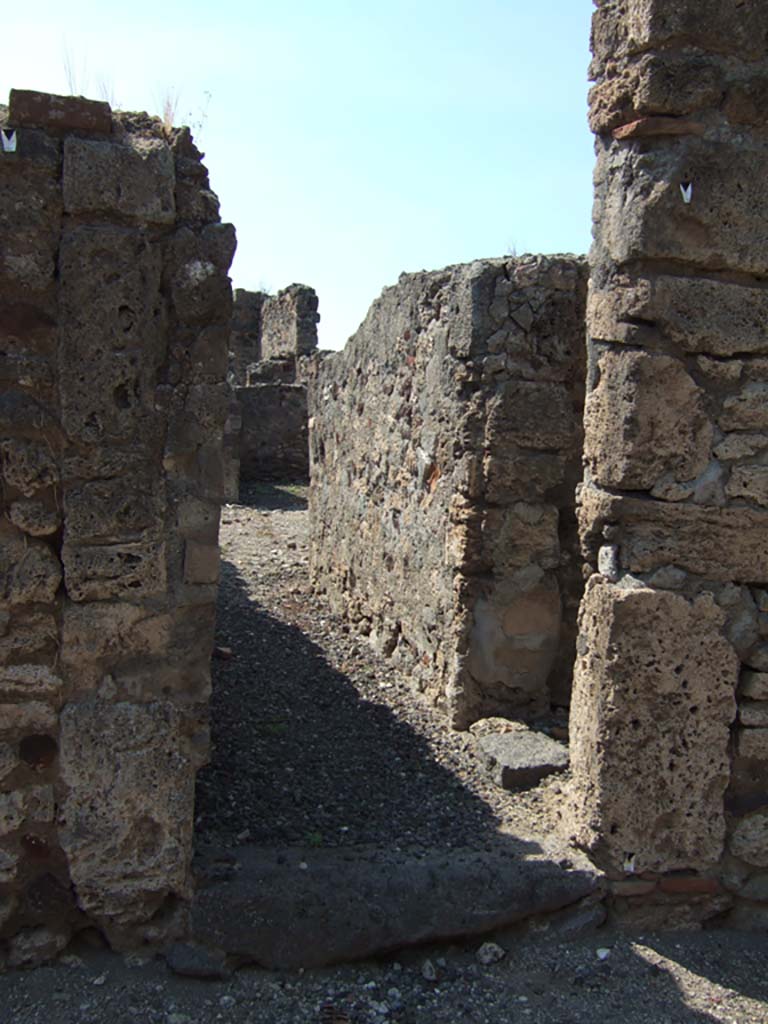 VI.2.26 Pompeii. September 2005. Looking west along entrance corridor.
The doorway to the latrine can be seen on the immediate right in the doorway.
