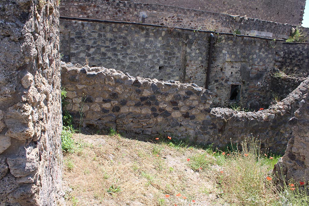 VI.2.29 Pompeii. May 2024. Room 8 looking west from room 9 to VI.2.4.
Photo courtesy of Jessica Mingoia.
The kitchen (8) was recognisable by its bench and the tank (9), where one washed the dishes; in the passage 7 was the well, where the opening was none other than a terracotta pot without depth.
See Mazois, F., 1824. Les Ruines de Pompei : Second Partie. Paris : Firmin Didot. (p.45-6, Pl IX. fig. II). 
