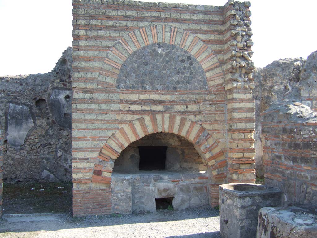 VI.3.3 Pompeii. September 2005. Room 7, oven.