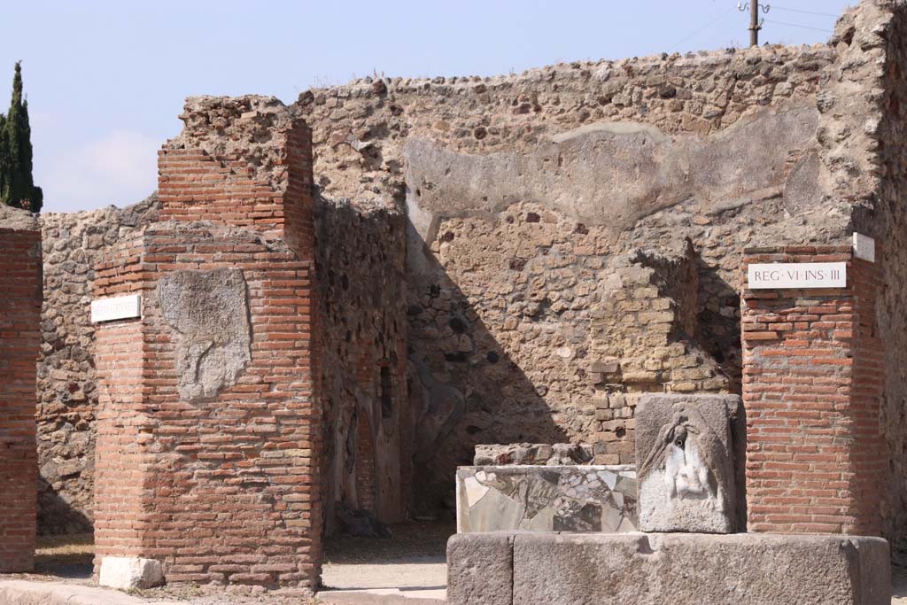 VI.3.20 Pompeii. September 2019. Looking north from fountain towards entrance doorway.
Photo courtesy of Klaus Heese.
