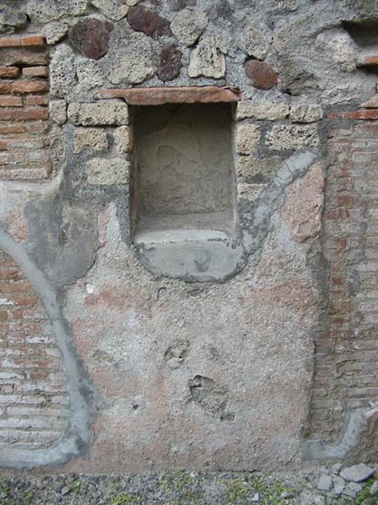 VI.3.20 Pompeii. May 2003. Niche in west wall of rear room. Photo courtesy of Nicolas Monteix