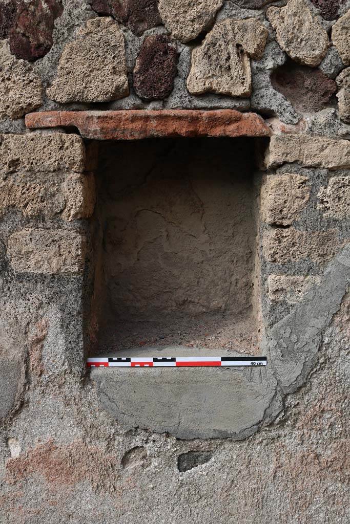 VI.3.20 Pompeii. December 2018. 
Detail of niche in west wall of rear room. Photo courtesy of Aude Durand.
