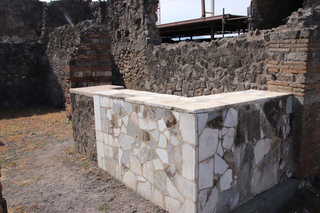VI.4.1 Pompeii. September 2021. Looking south-west across two-sided counter. Photo courtesy of Klaus Heese.