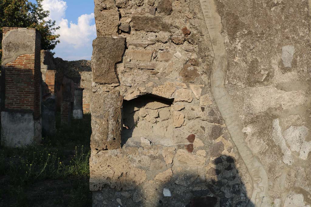 VI.5.5 Pompeii. December 2018. 
Looking towards east wall in atrium with niche, and doorway to peristyle, on left. Photo courtesy of Aude Durand.

