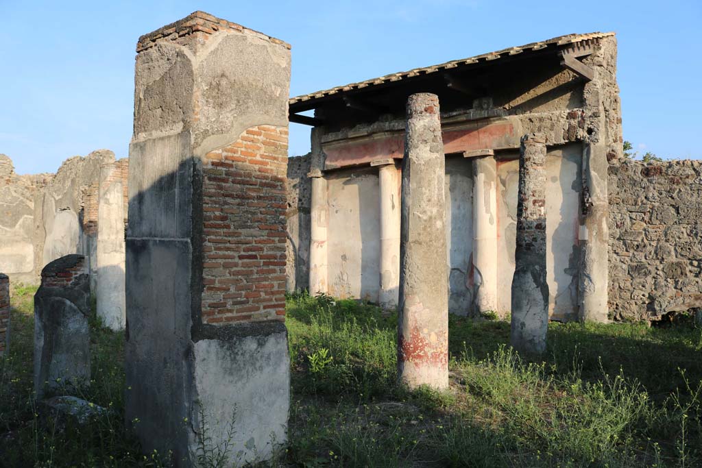 VI.5.5 Pompeii. December 2018. 
Looking south-east from west portico towards south wall of peristyle. Photo courtesy of Aude Durand.
