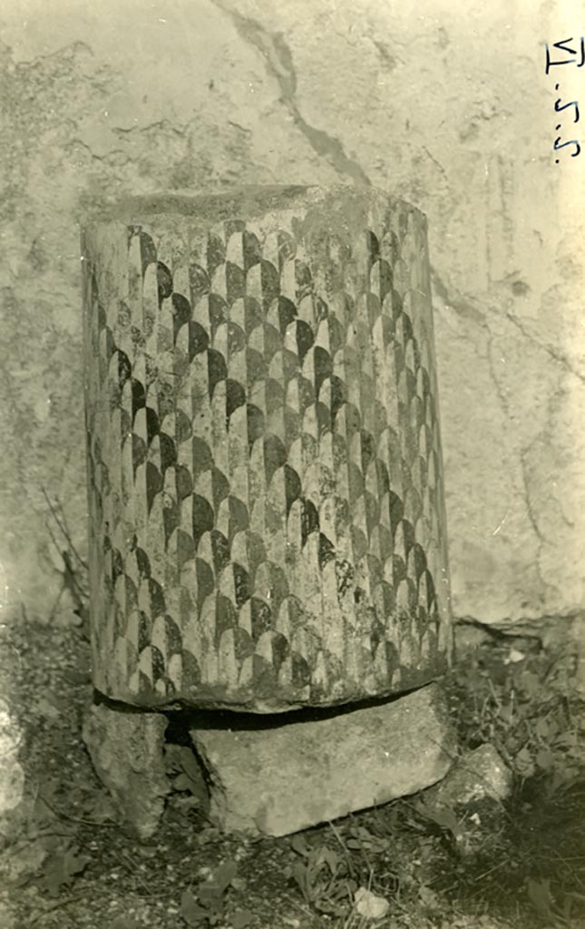 VI.5.5 Pompeii. Pre-1937-39.
Painted base of one of the four slender columns which supported a small pergola in the middle of the garden.
The bases of the thin columns were painted as to show leaves and scales divided-in-half, as described by Schultz.
Photo courtesy of American Academy in Rome, Photographic Archive. Warsher collection no. 019.
