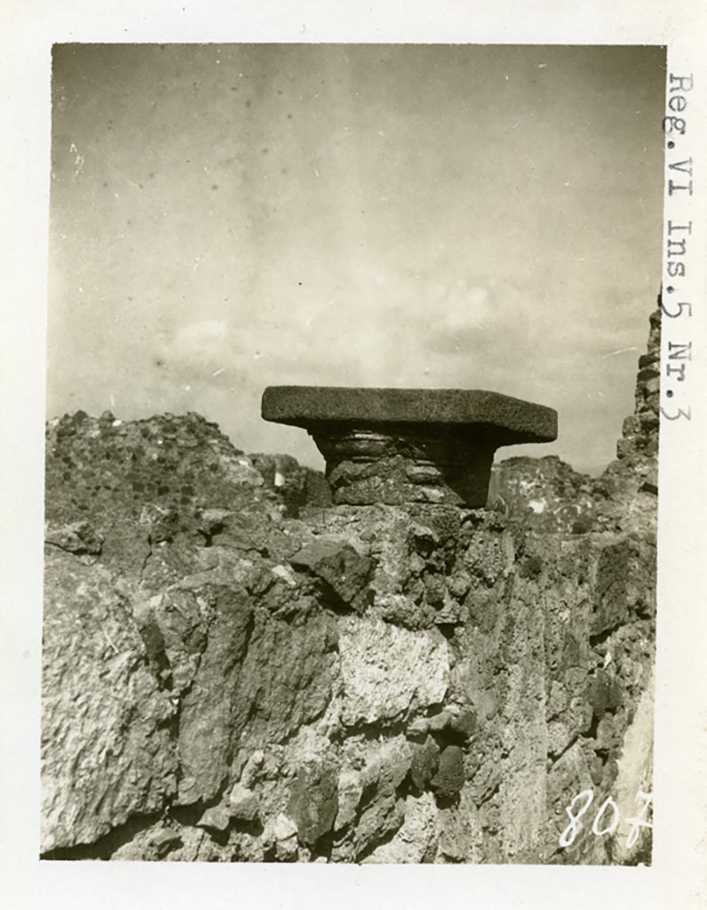 VI.5.5 Pompeii but numbered as VI.5.3 on the photo. Pre-1937-39. 
Remains of one of the stucco decorated capitals from columns in peristyle.
Photo courtesy of American Academy in Rome, Photographic Archive. Warsher collection no. 807.
