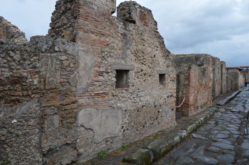 VI.5.16 Pompeii. March 2018. Looking east towards entrance doorway on Vicolo di Mercurio.
Foto Taylor Lauritsen, ERC Grant 681269 DÉCOR.

