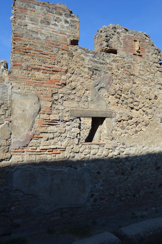 VI.5.16 Pompeii. October 2017. Upper front façade on Vicolo di Mercurio, with phallus plaque.
Foto Taylor Lauritsen, ERC Grant 681269 DÉCOR.
