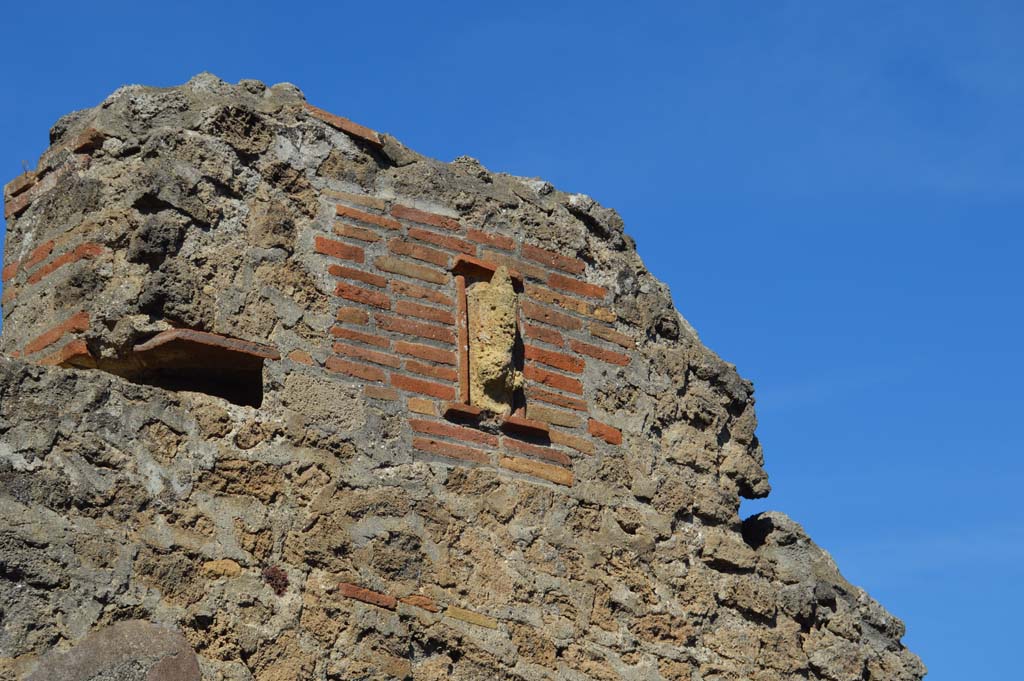 VI.5.16 Pompeii. October 2017. Phallus plaque on upper front façade on Vicolo di Mercurio. 
Foto Taylor Lauritsen, ERC Grant 681269 DÉCOR.
