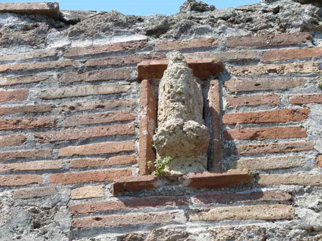 VI.5.16 Pompeii. May 2010. Plaque with phallus at upper floor level on front of house.