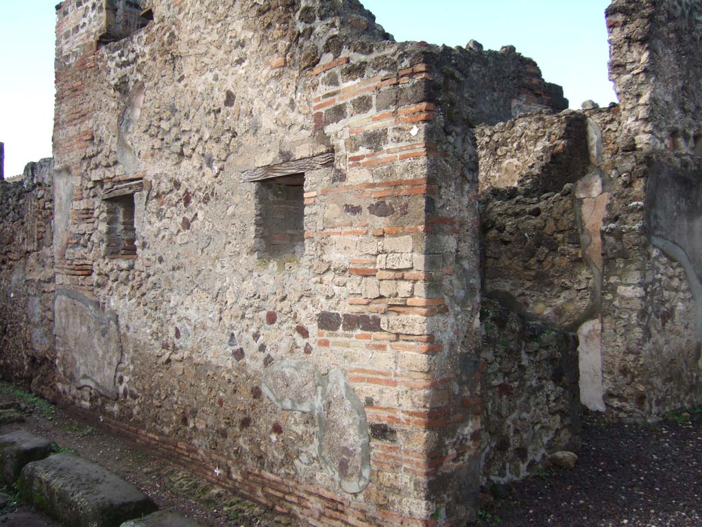 VI.5.16 Pompeii. December 2005. Front of house and doorway showing west side of fauces, or entrance corridor.