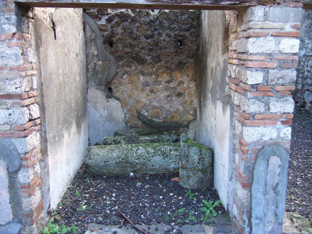 VI.5.16 Pompeii. December 2005. Cupboard or small room on south side of atrium.
