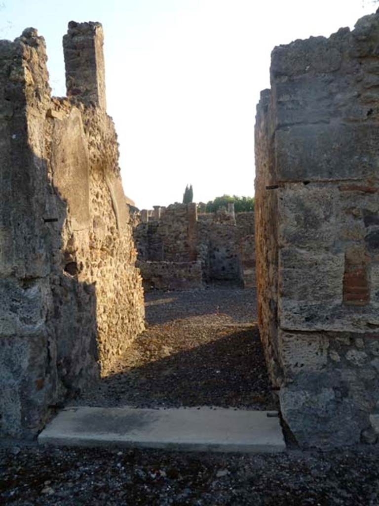 VI.5.19 Pompeii. May 2011. Looking west through entrance doorway on Vicolo della Fullonica.
