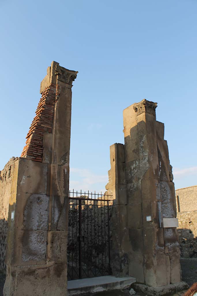 VI.6.1 Pompeii. March 2014. Entrance doorway on north side of Via delle Terme.
Foto Annette Haug, ERC Grant 681269 DÉCOR.

