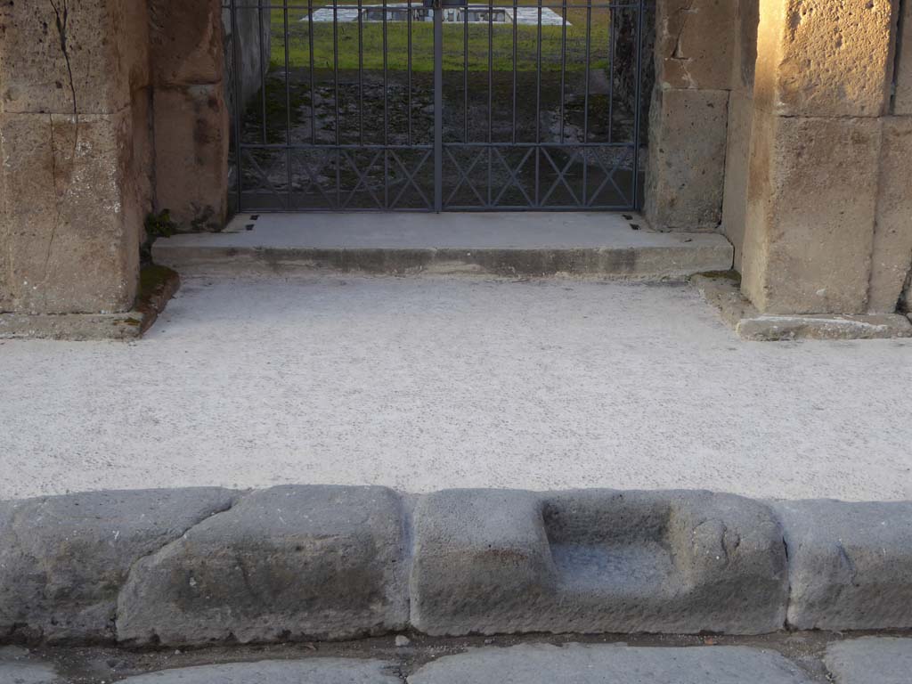 VI.6.1 Pompeii. January 2017. Looking north from step in pavement towards step and threshold of entrance doorway.
Foto Annette Haug, ERC Grant 681269 DÉCOR.
