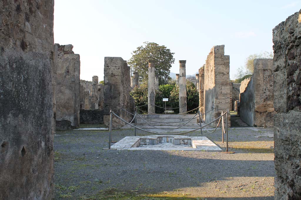VI.6.1 Pompeii. March 2014. Looking north across impluvium in atrium towards tablinum and peristyle.
Foto Annette Haug, ERC Grant 681269 DÉCOR.

