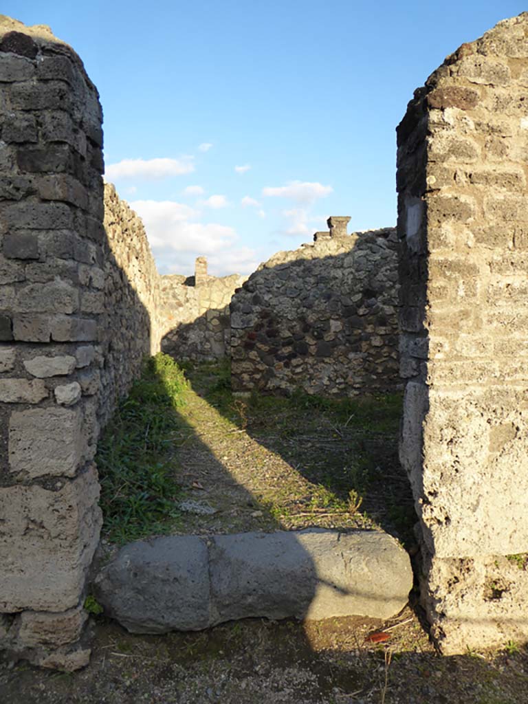 VI.6.14 Pompeii. January 2017. 
Looking east through entrance doorway, and towards doorway in east wall to rear room.
Foto Annette Haug, ERC Grant 681269 DCOR.


