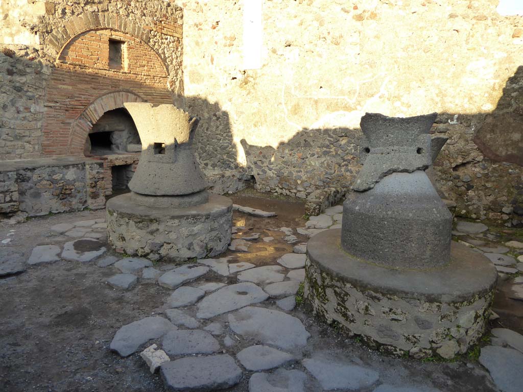 VI.6.17 Pompeii. January 2017. Looking north across mills towards oven in bakery.
Foto Annette Haug, ERC Grant 681269 DÉCOR.
