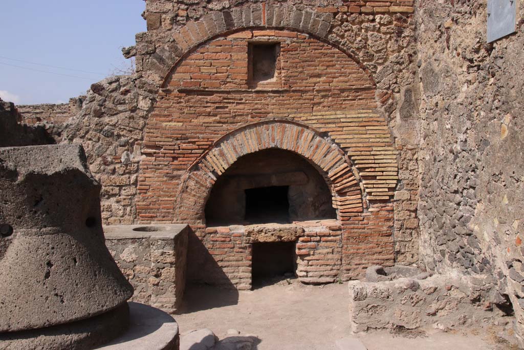 VI.6.17 Pompeii. September 2019. Looking north towards oven in bakery. Photo courtesy of Klaus Heese.