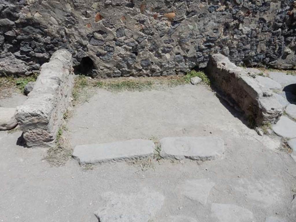 VI.6.17 Pompeii. May 2017. Bin sunk into the floor near the east wall. Photo courtesy of Buzz Ferebee.