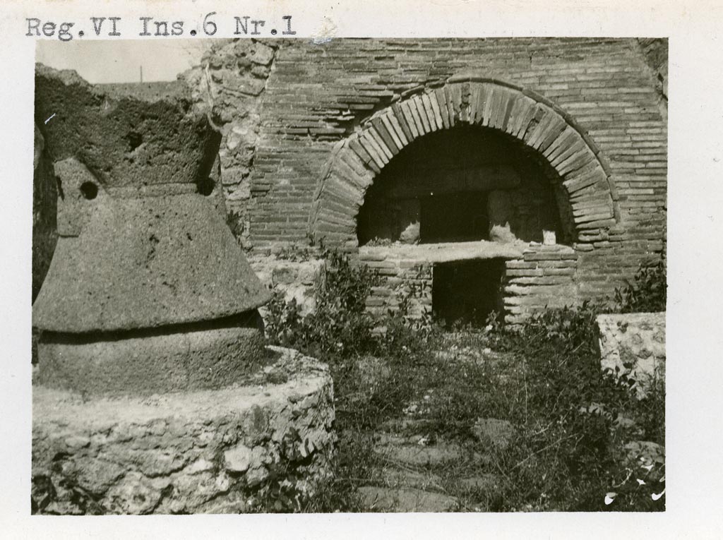 VI.6.17 Pompeii but shown as VI.6.1 on photo. Pre-1937-39. Looking north to front of oven.
Photo courtesy of American Academy in Rome, Photographic Archive. Warsher collection no. 973.
