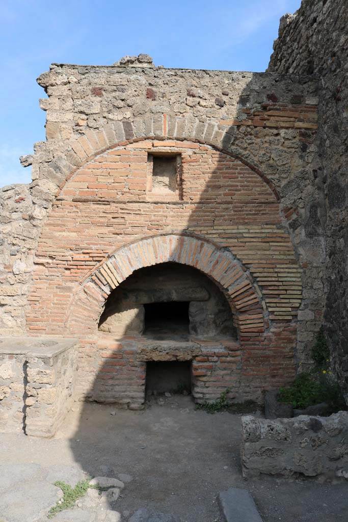 VI.6.17 Pompeii. December 2018. Detail of front of oven. Photo courtesy of Aude Durand.