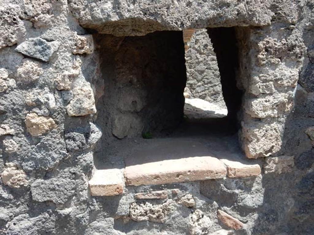 VI.6.17 Pompeii. May 2017. Window/recess in east wall of rear room, into west wall of oven. Photo courtesy of Buzz Ferebee.

