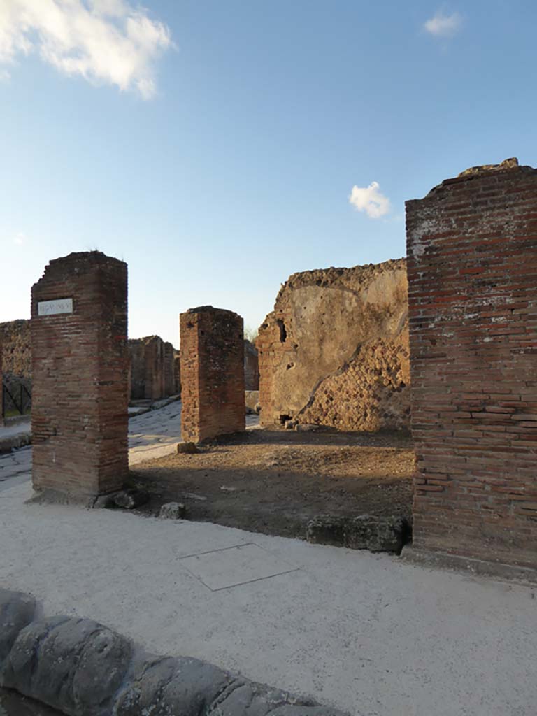 VI.6.21 Pompeii. January 2017. 
Looking north on Via delle Terme towards doorway at junction with Via Consolare, on left. 
Foto Annette Haug, ERC Grant 681269 DÉCOR.
