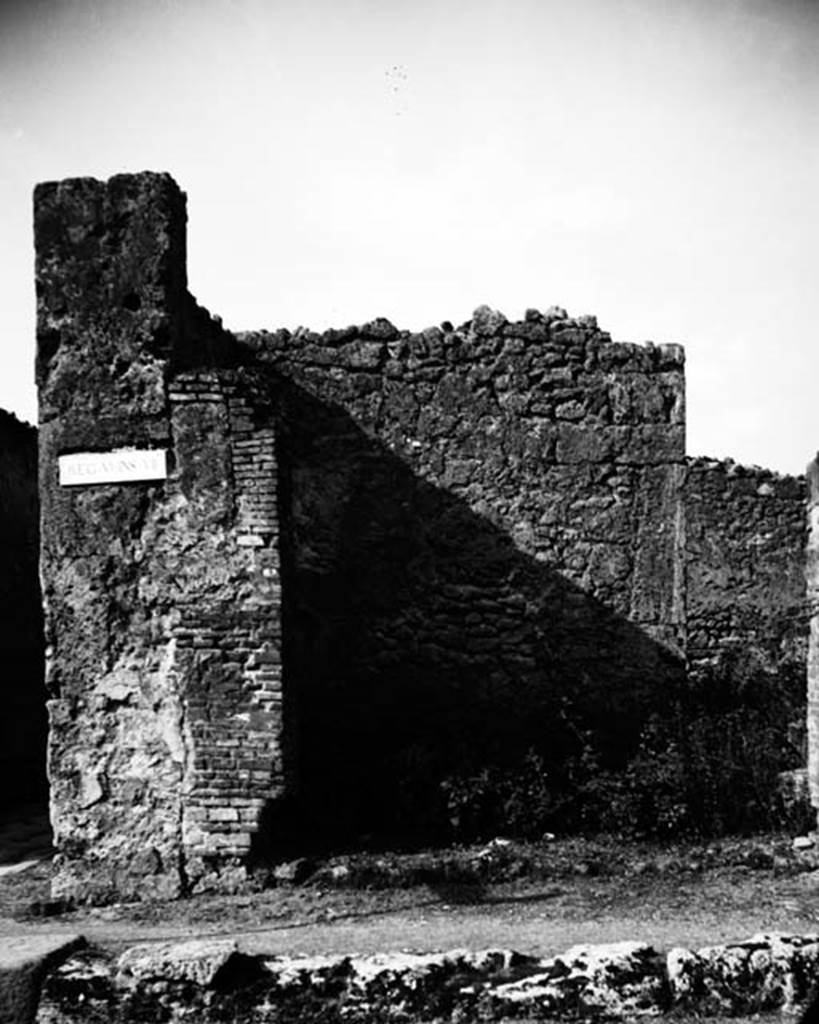 VI.7.8 Pompeii. W.1296. Façade on Via Mercurio.
Photo by Tatiana Warscher. Photo © Deutsches Archäologisches Institut, Abteilung Rom, Arkiv. 
