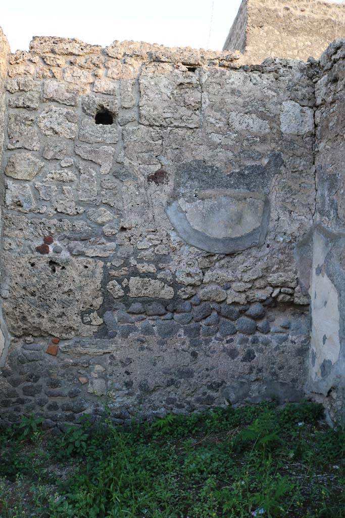 VI.7.8 Pompeii. December 2018. South wall of shop. Photo courtesy of Aude Durand.