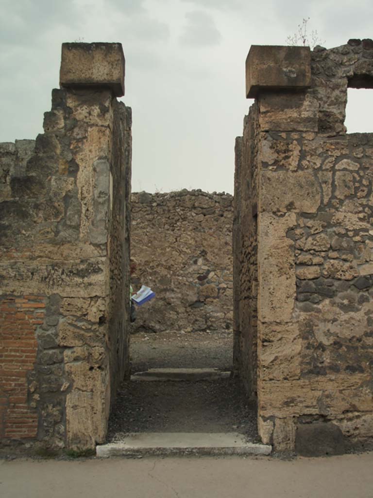 VI.7.9 Pompeii. May 2005. Entrance doorway.