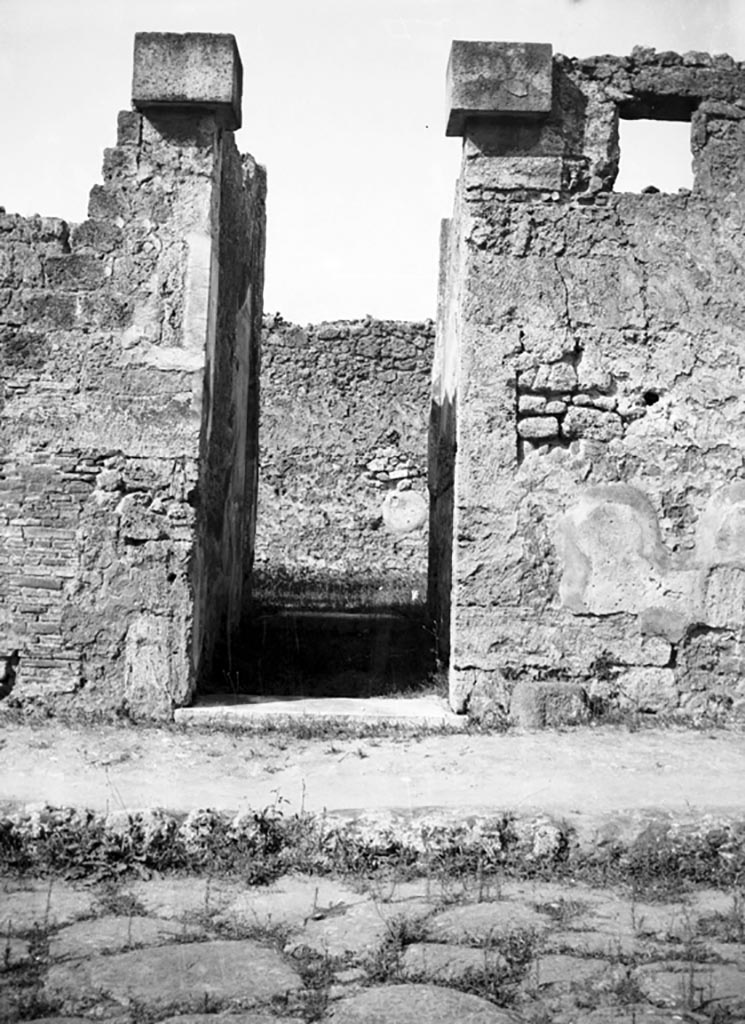 VI.7.9 Pompeii. W.1299. Entrance doorway. 
Photo by Tatiana Warscher. Photo © Deutsches Archäologisches Institut, Abteilung Rom, Arkiv. 
