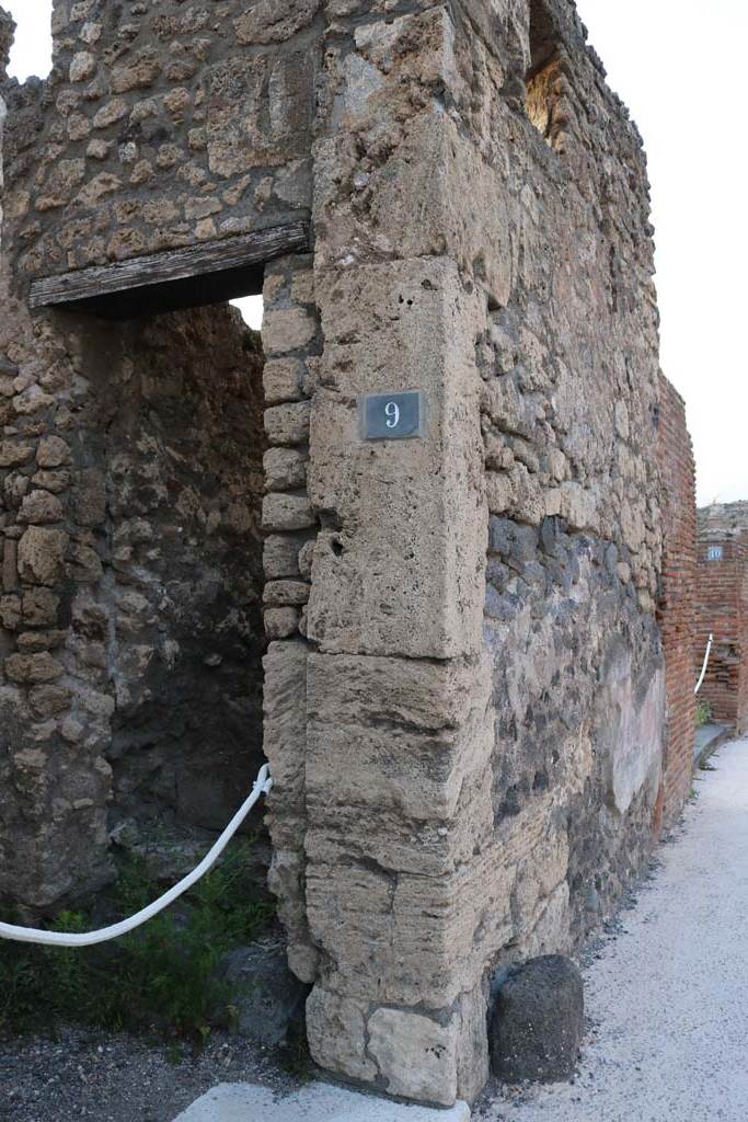VI.7.9 Pompeii. December 2018. 
North side of entrance doorway and front facade. Photo courtesy of Aude Durand.
