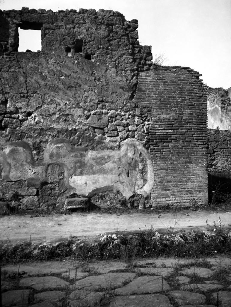 VI.7.9 Pompeii. W.1301. Façade on north side of doorway, and entrance doorway to 6.7.10 (on right).
Photo by Tatiana Warscher. Photo © Deutsches Archäologisches Institut, Abteilung Rom, Arkiv. 
