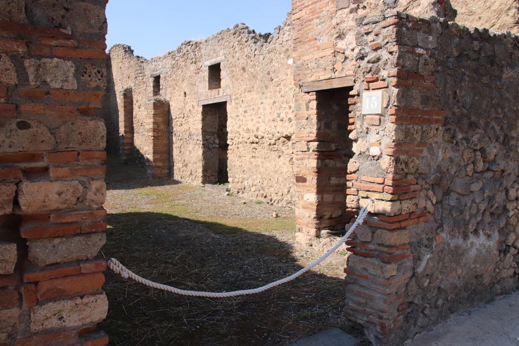 VI.7.15 Pompeii. October 2022. Looking north-west through entrance doorway on Via di Mercurio. Photo courtesy of Klaus Heese.