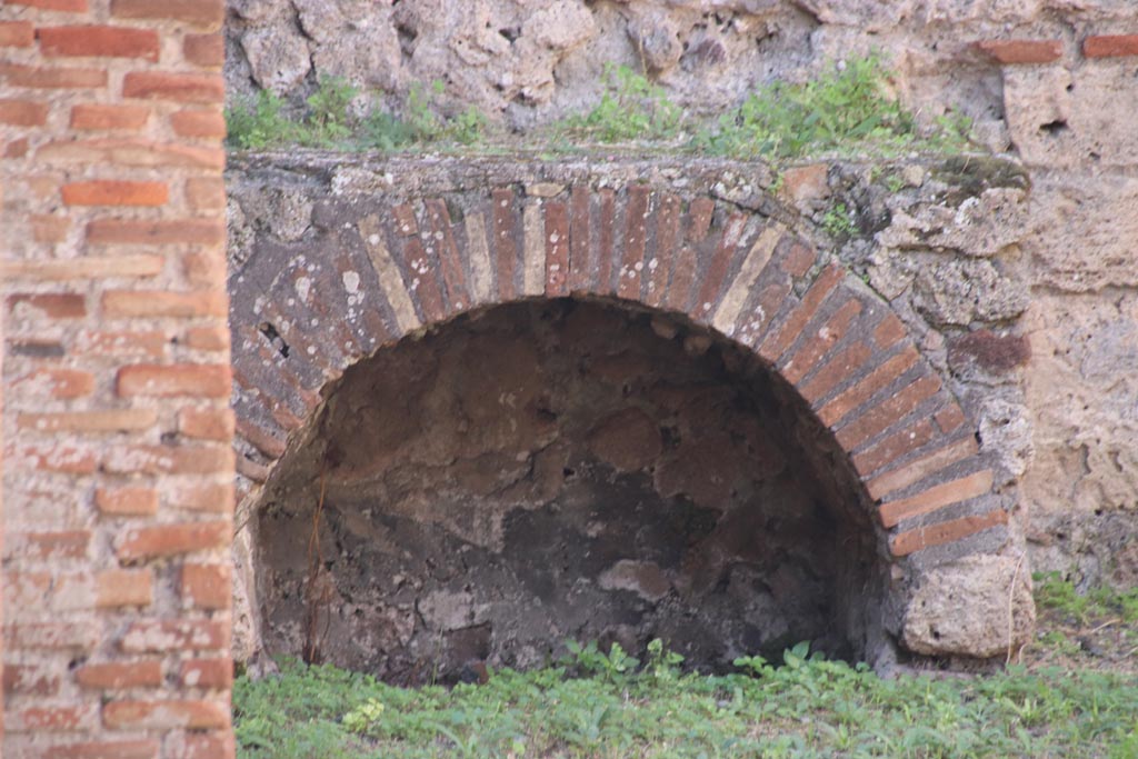 VI.7.15 Pompeii. October 2022. Detail of hearth against west wall. Photo courtesy of Klaus Heese.