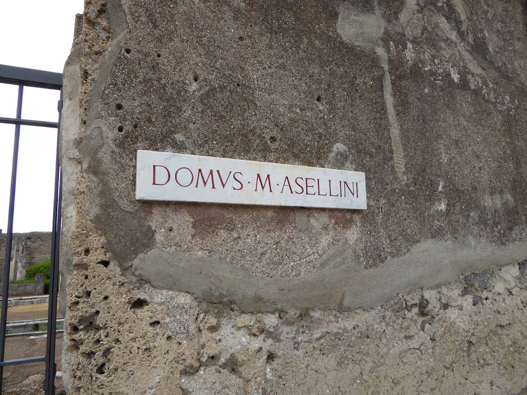 VI.7.18 Pompeii. September 2017. Name plaque on exterior wall on north side of doorway.
Foto Annette Haug, ERC Grant 681269 DÉCOR.
