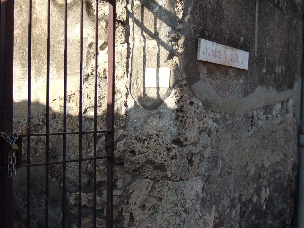 VI.7.18 Pompeii. December 2005. Wall on exterior north (right) side of entrance doorway.
According to Pagano and Prisciandaro, found on this wall in September 1828, were –

Casellium aed(ilem)    [CIL IV 223]

Cerrinium aed(ilem) Tyrannus rog(at)    [CIL IV 224]

See Pagano, M. and Prisciandaro, R., 2006. Studio sulle provenienze degli oggetti rinvenuti negli scavi borbonici del regno di Napoli. Naples: Nicola Longobardi. (p.140)
