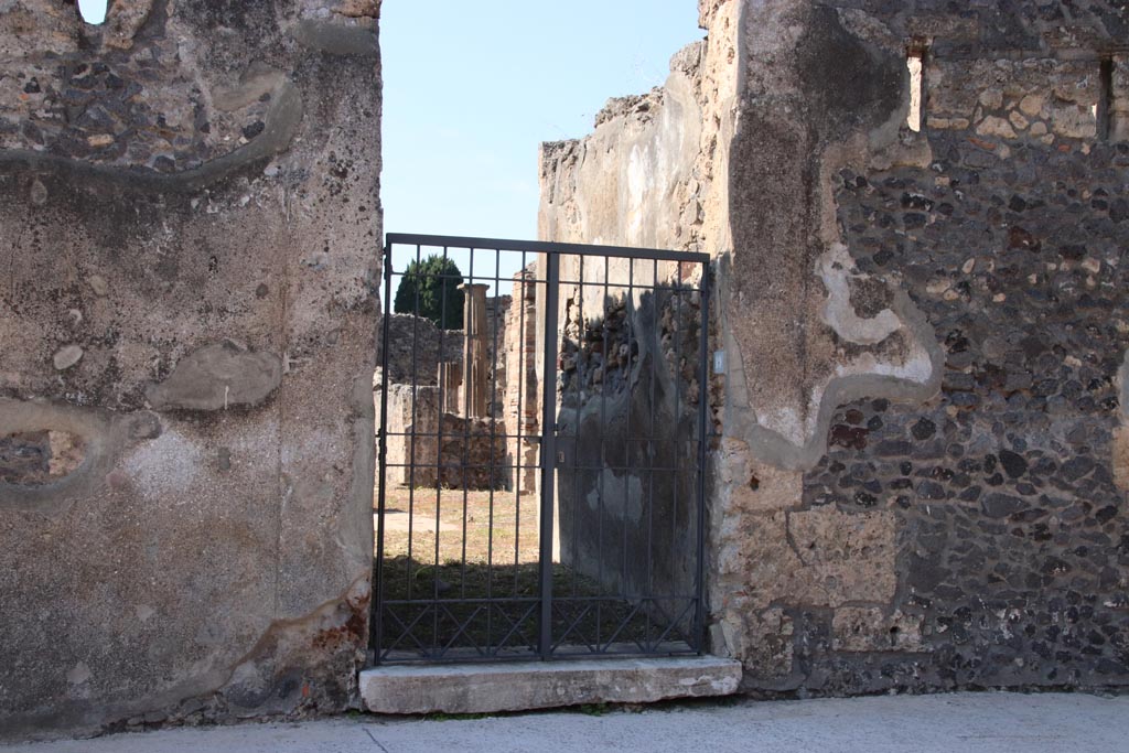 VI.7.19 Pompeii. October 2022. Looking west towards entrance doorway. Photo courtesy of Klaus Heese. 

