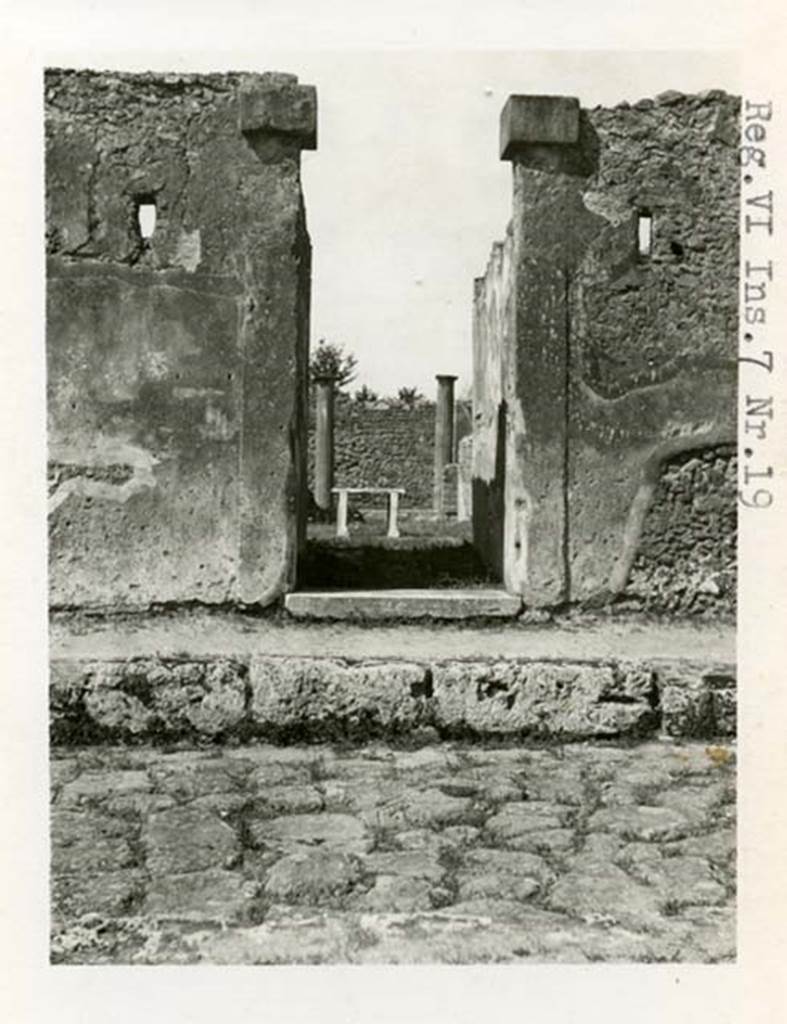 VI.7.19 Pompeii. 1937-1939. Looking towards entrance doorway. Photo courtesy of American Academy in Rome, Photographic Archive. Warsher collection no. 460a.
