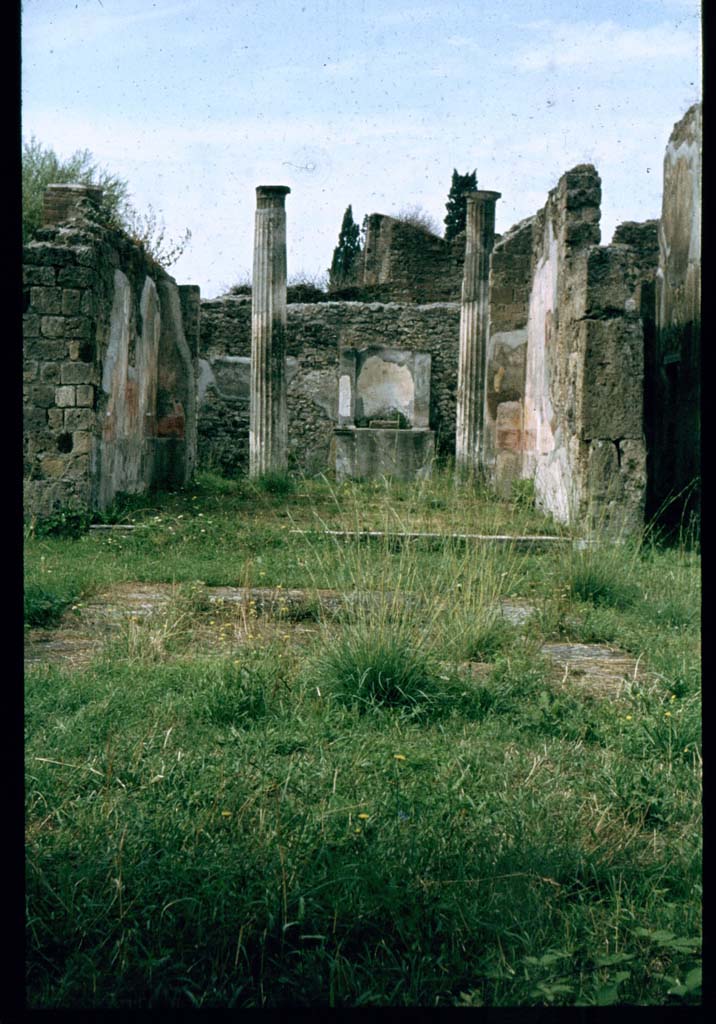 VI.7.20 Pompeii. Pre-1937-39. Looking west across impluvium in atrium.
Photo courtesy of American Academy in Rome, Photographic Archive. Warsher collection no. 617a.
