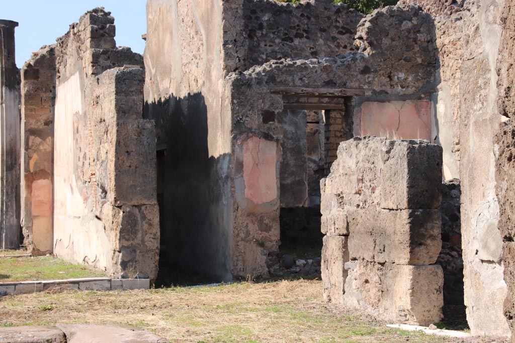 VI.7.20 Pompeii. October 2022. 
North wall of atrium, with doorway through to atrium of VI.7.21. Photo courtesy of Klaus Heese
