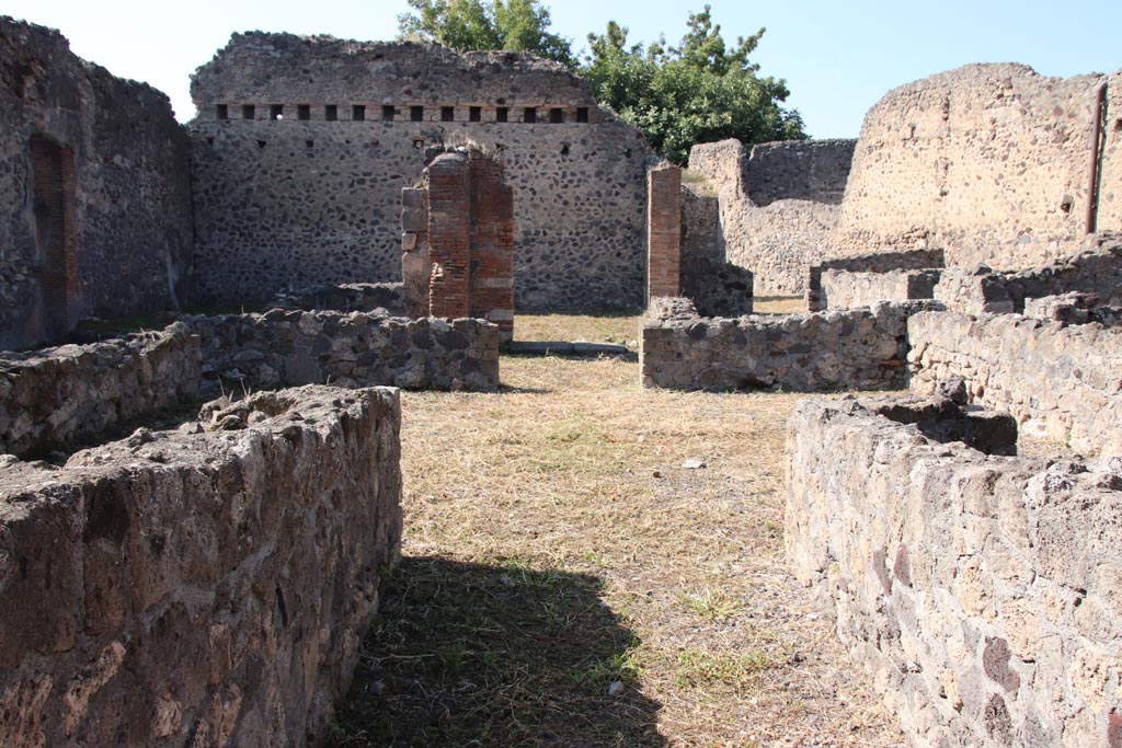 VI.7.22 Pompeii. October 2022. Looking west from entrance doorway. Photo courtesy of Klaus Heese. 

