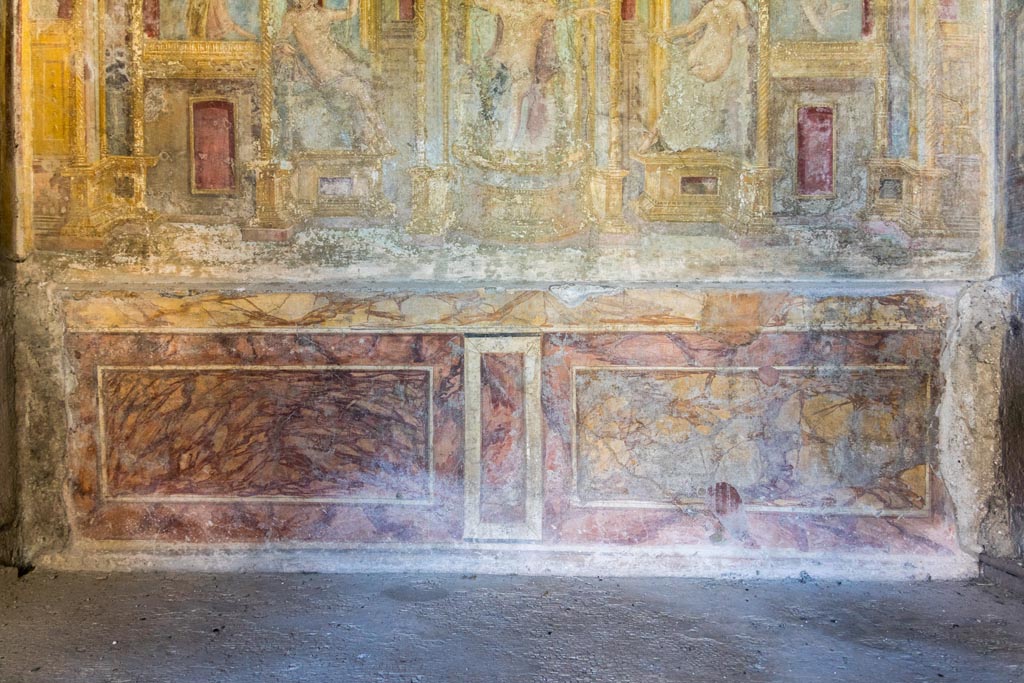 VI.7.23 Pompeii. October 2023. Cubiculum, west alcove, painted faux marble on lower wall zoccolo. Photo courtesy of Johannes Eber.