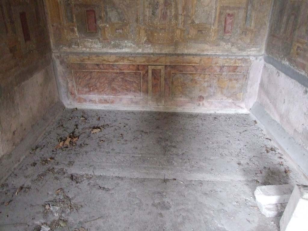 VI.7.23 Pompeii. December 2006. Cubiculum. West alcove, mosaic floor and painted faux marble on west wall.