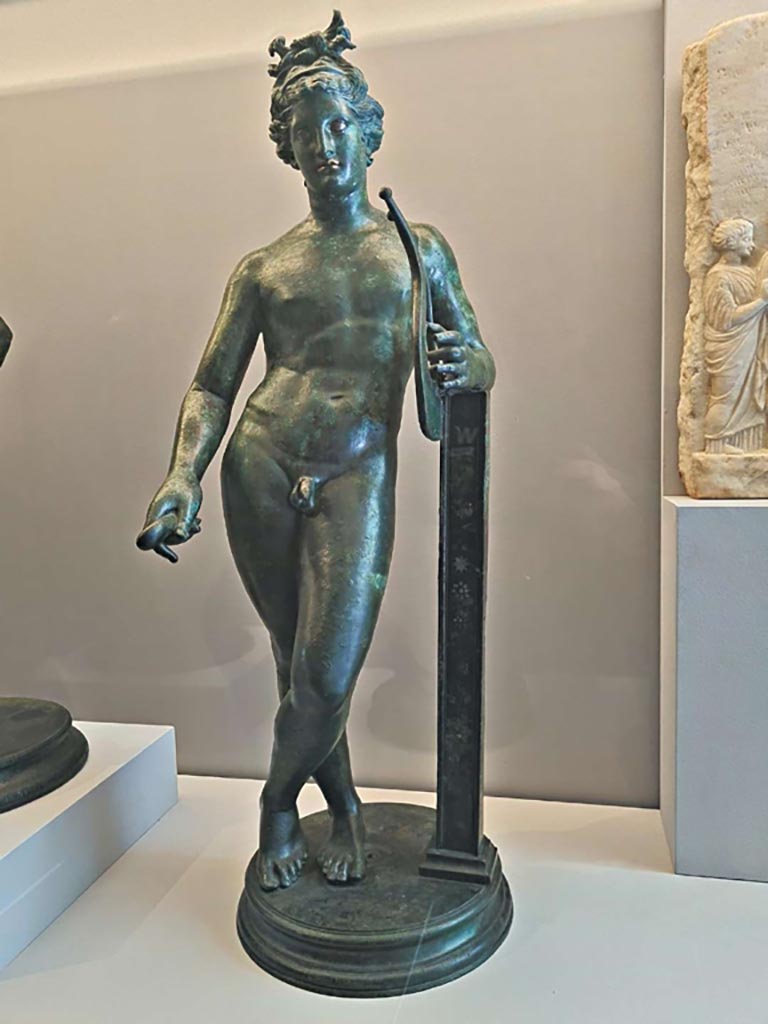 VI.7.23 Pompeii. October 2023. 
Bronze and silver statue of Apollo with his lyre, inv. 5613. Photo courtesy of Giuseppe Ciaramella. 
On display in “L’altra MANN” exhibition, October 2023, at Naples Archaeological Museum,
