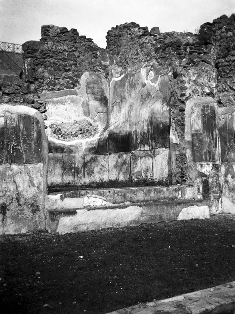 VI.7.23 Pompeii. W.1159. Atrium and steps to open room on north side of atrium.
Photo by Tatiana Warscher. Photo © Deutsches Archäologisches Institut, Abteilung Rom, Arkiv. 
