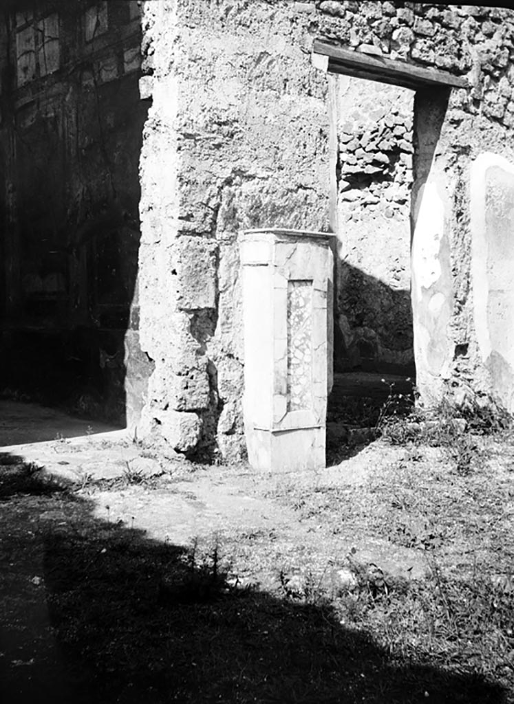 VI.7.23 Pompeii. W.1160. North wall of tablinum (on left), and north-west corner of atrium.
Photo by Tatiana Warscher. Photo © Deutsches Archäologisches Institut, Abteilung Rom, Arkiv. 
