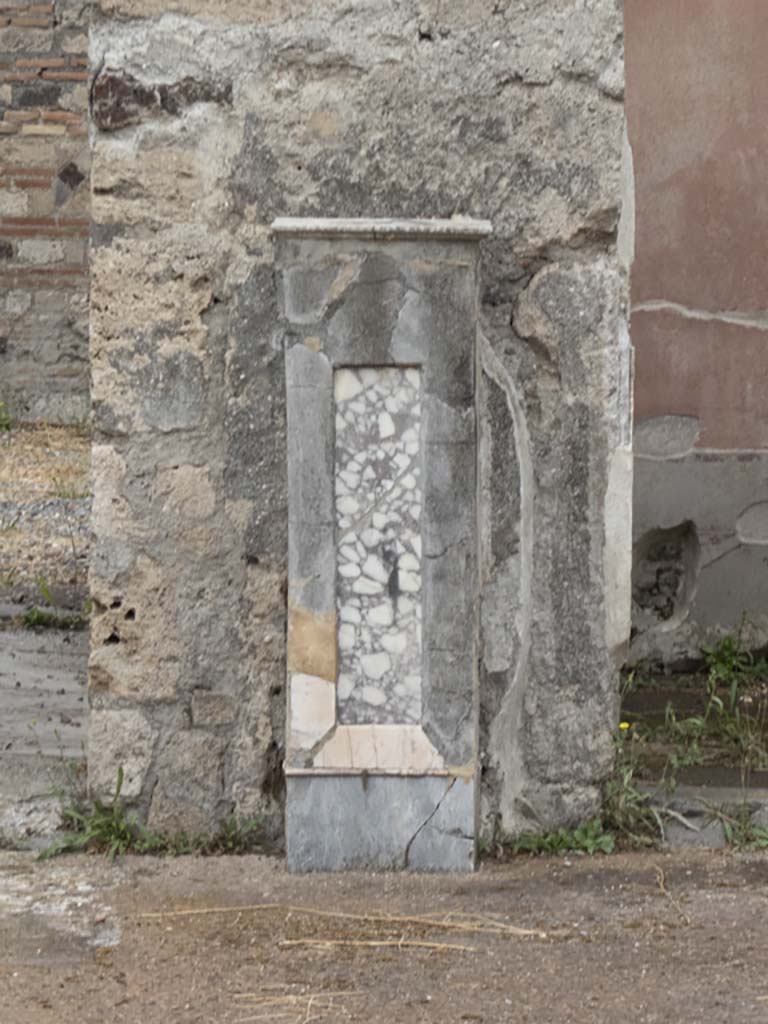 VI.7.23 Pompeii. September 2017. West side of atrium, detail of podium on north side of tablinum.
Foto Annette Haug, ERC Grant 681269 DÉCOR.
